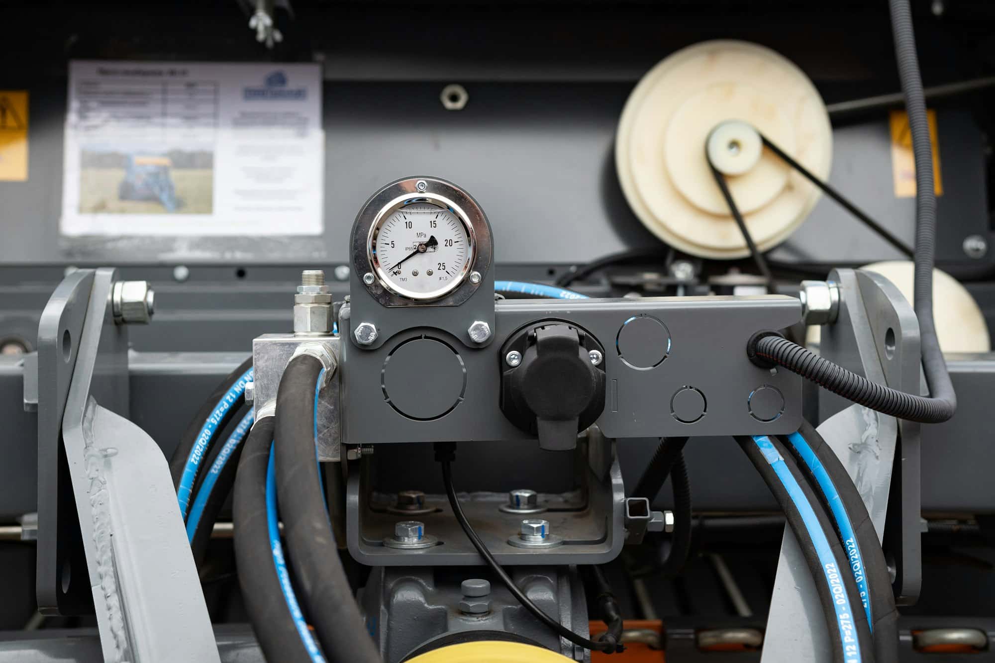 Hydraulic power unit mechanical valve with connection and pressure gauge.