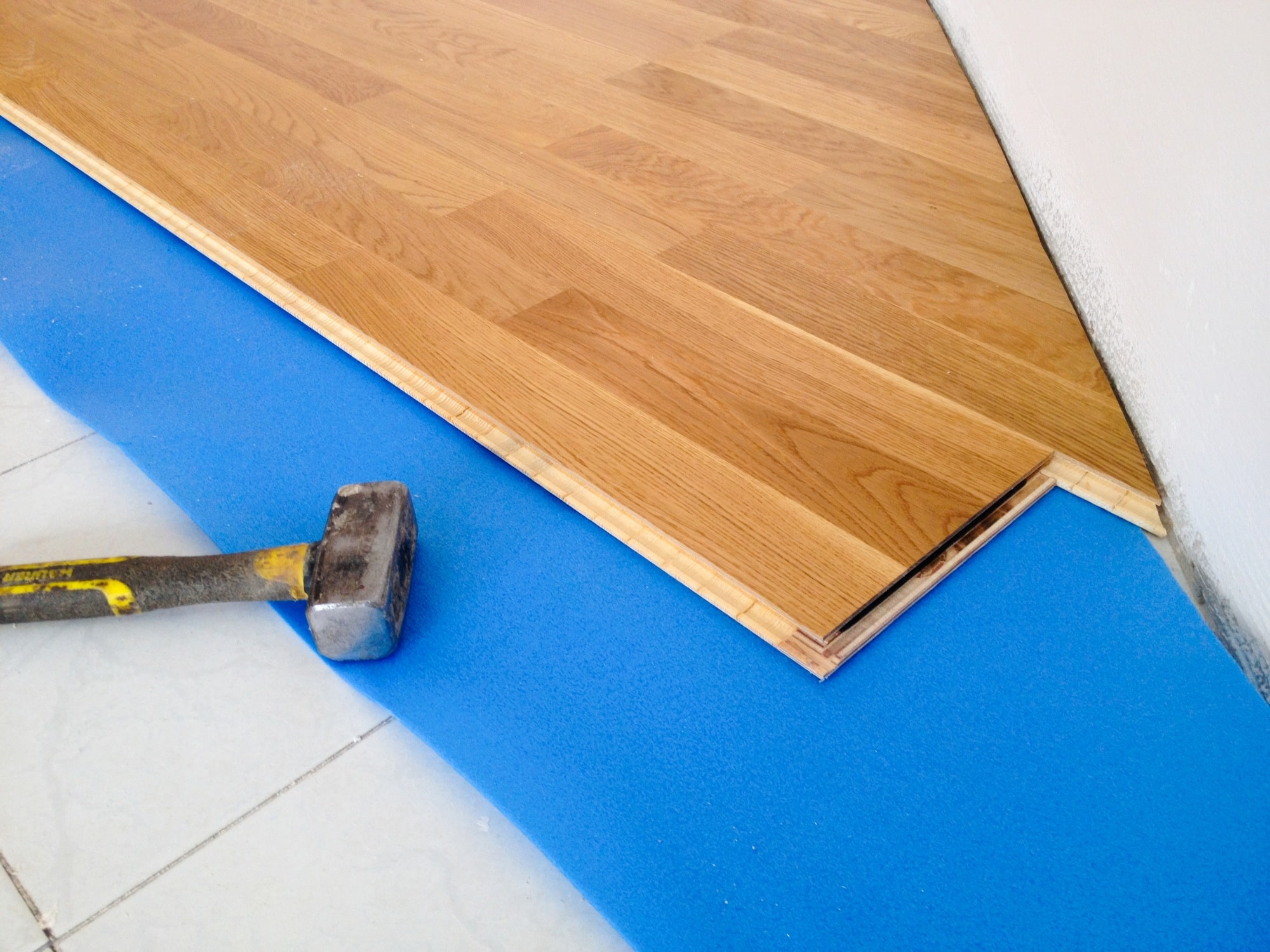 Floating assembly of oak parquet.