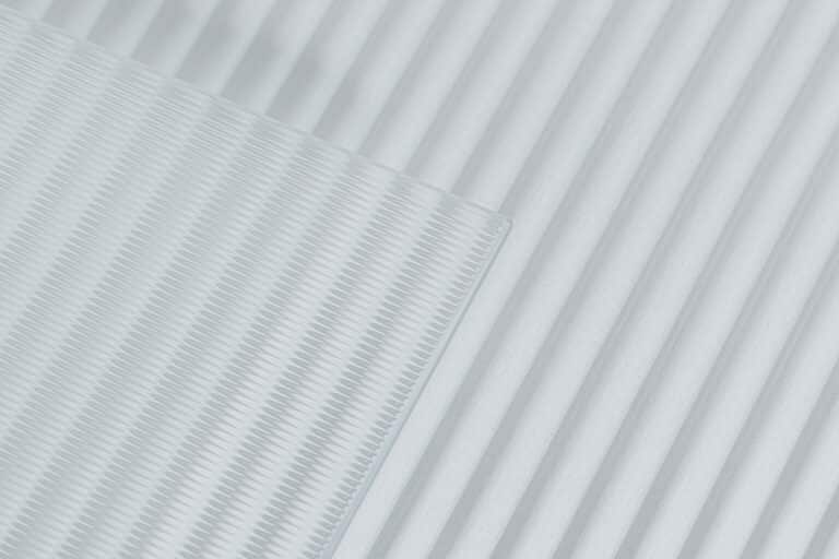 Comment poser une tôle ondulée transparente ?