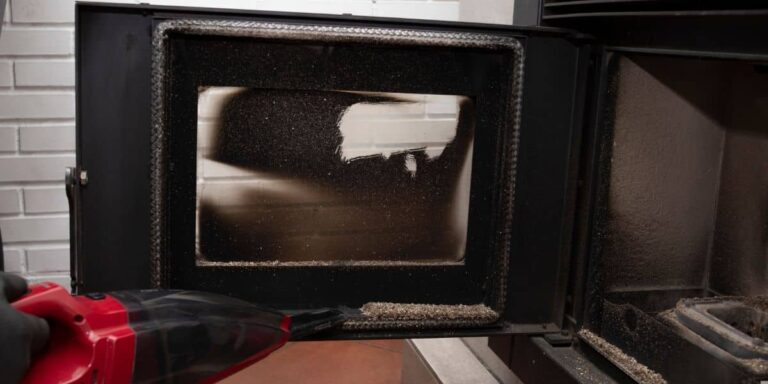 Comment éliminer la suie de votre poêle à bois et pellet avec cette astuce pour une vitre éclatante