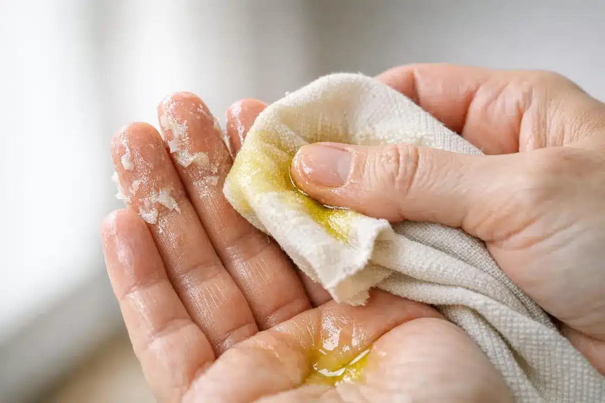 comment enlever du silicone sur les mains