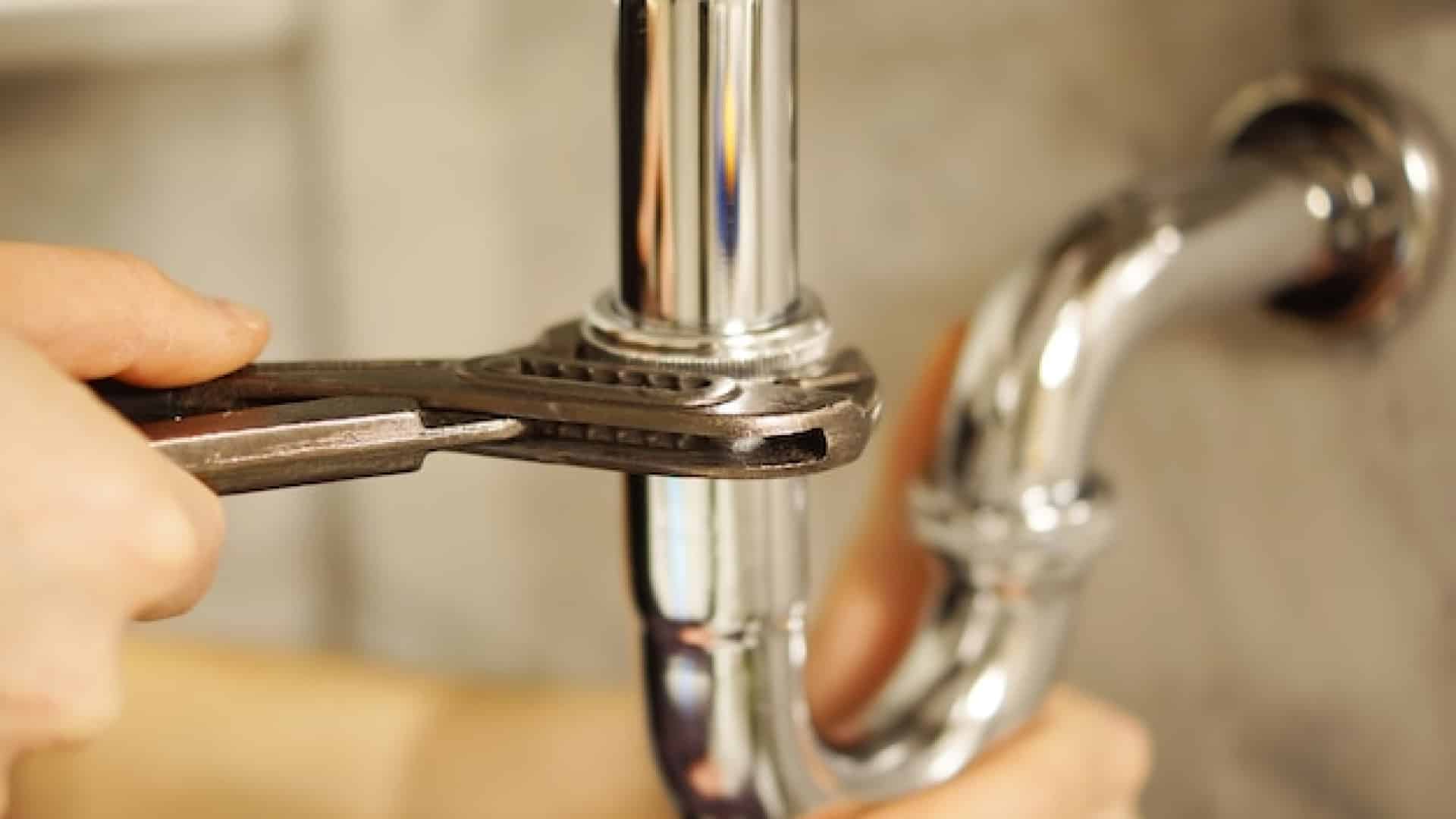 Pourquoi l’entretien de la plomberie est essentiel dans un logement ancien ?